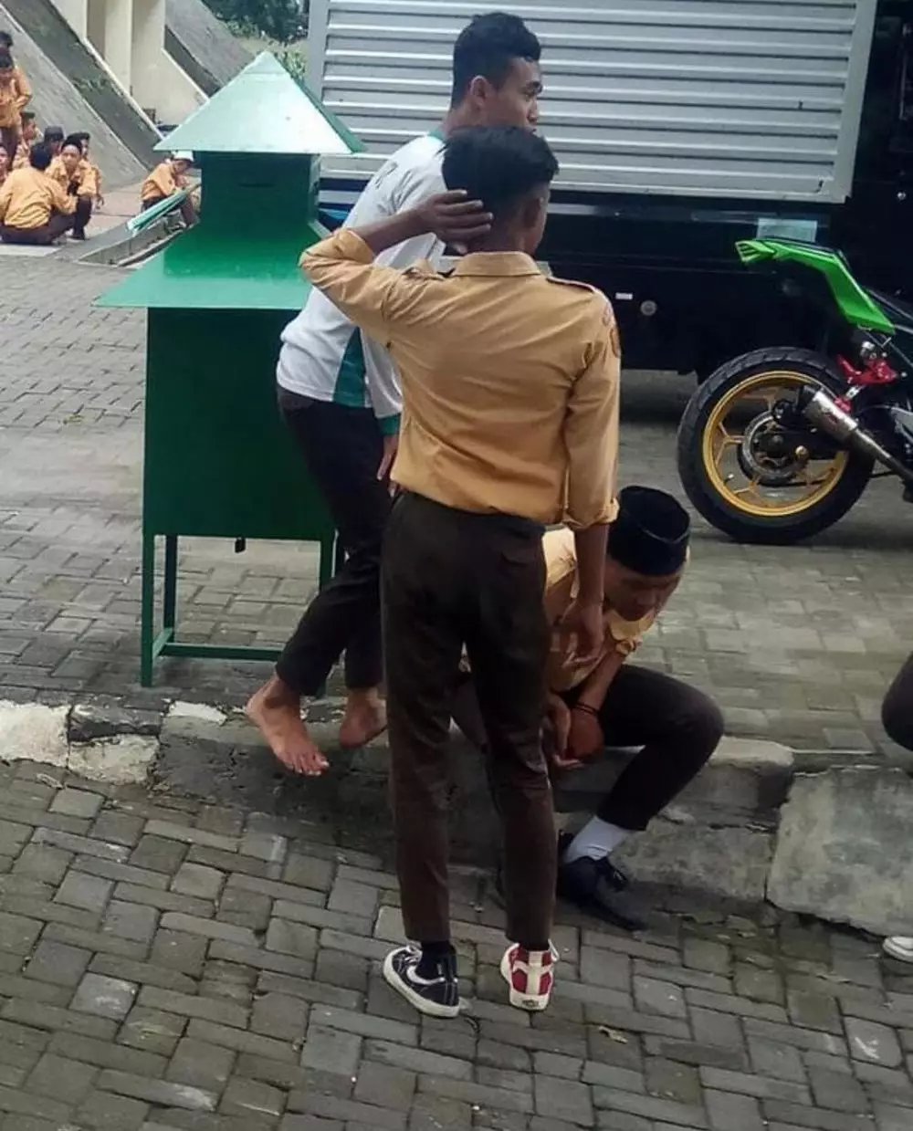 momen apes pakai sepatu © Berbagai Sumber