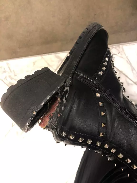 momen apes pakai sepatu © Berbagai Sumber