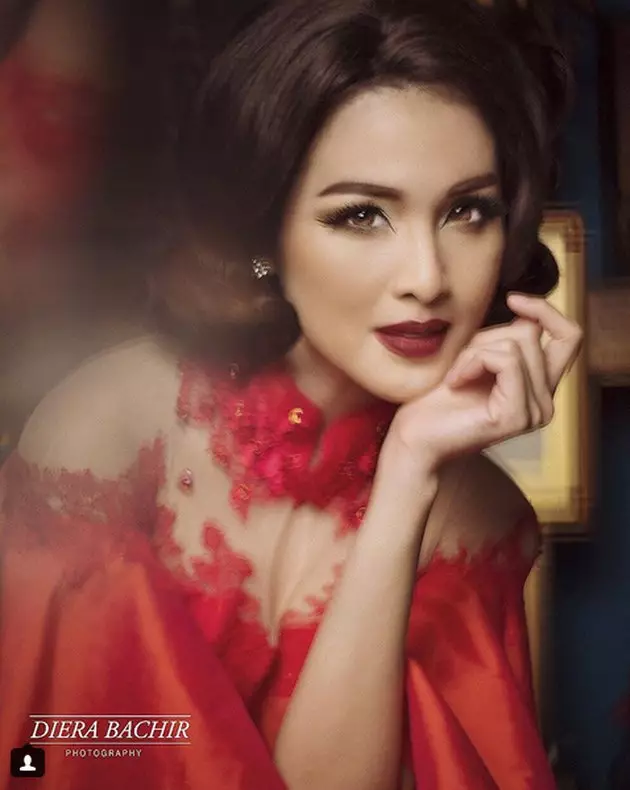 Sandra Dewi makeup tebal © Instagram