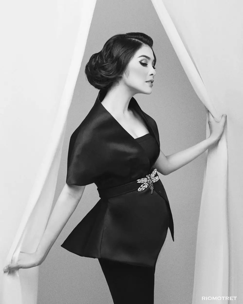 Sandra Dewi makeup tebal © Instagram