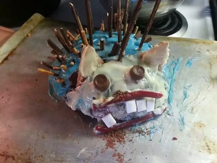 Potret gagal kue bentuk landak boredpanda.com