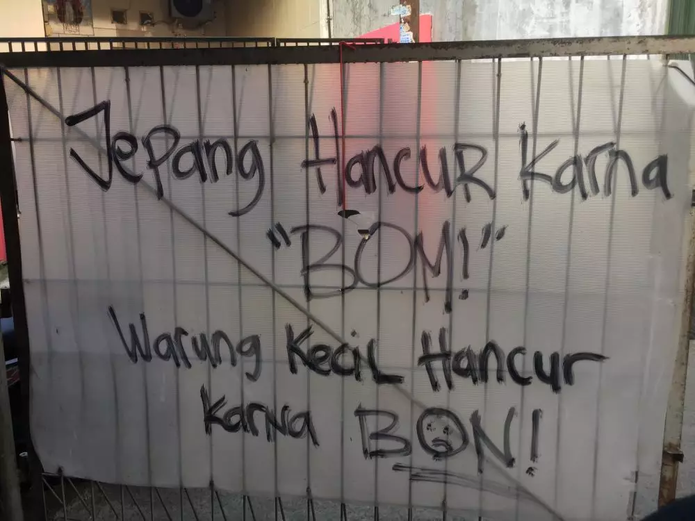 Pemberitahuan nyeleneh dari pedagang © Twitter Pemberitahuan nyeleneh dari pedagang © Twitter