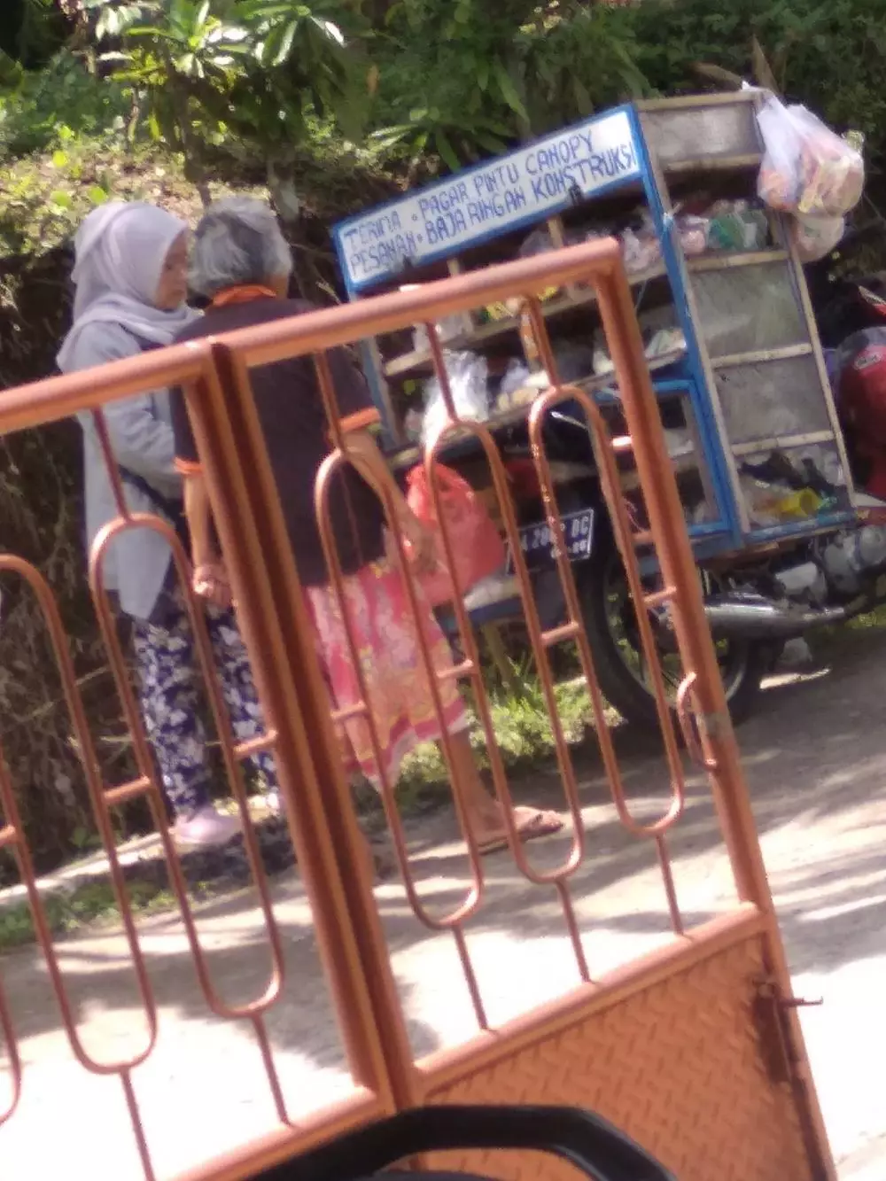 Pemberitahuan nyeleneh dari pedagang © Twitter Pemberitahuan nyeleneh dari pedagang © Twitter