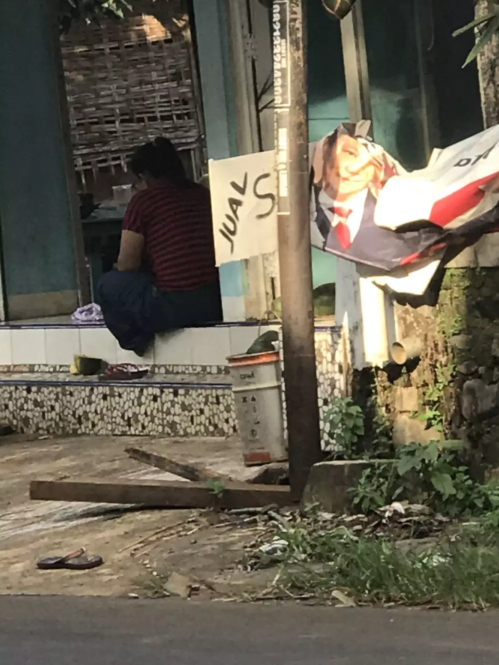 Pemberitahuan nyeleneh dari pedagang © Twitter Pemberitahuan nyeleneh dari pedagang © Twitter