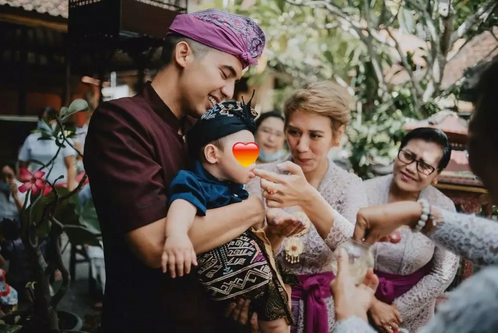 momen tradisi 6 bulanan anak westny dj © Instagram