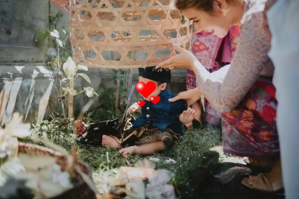 momen tradisi 6 bulanan anak westny dj © Instagram