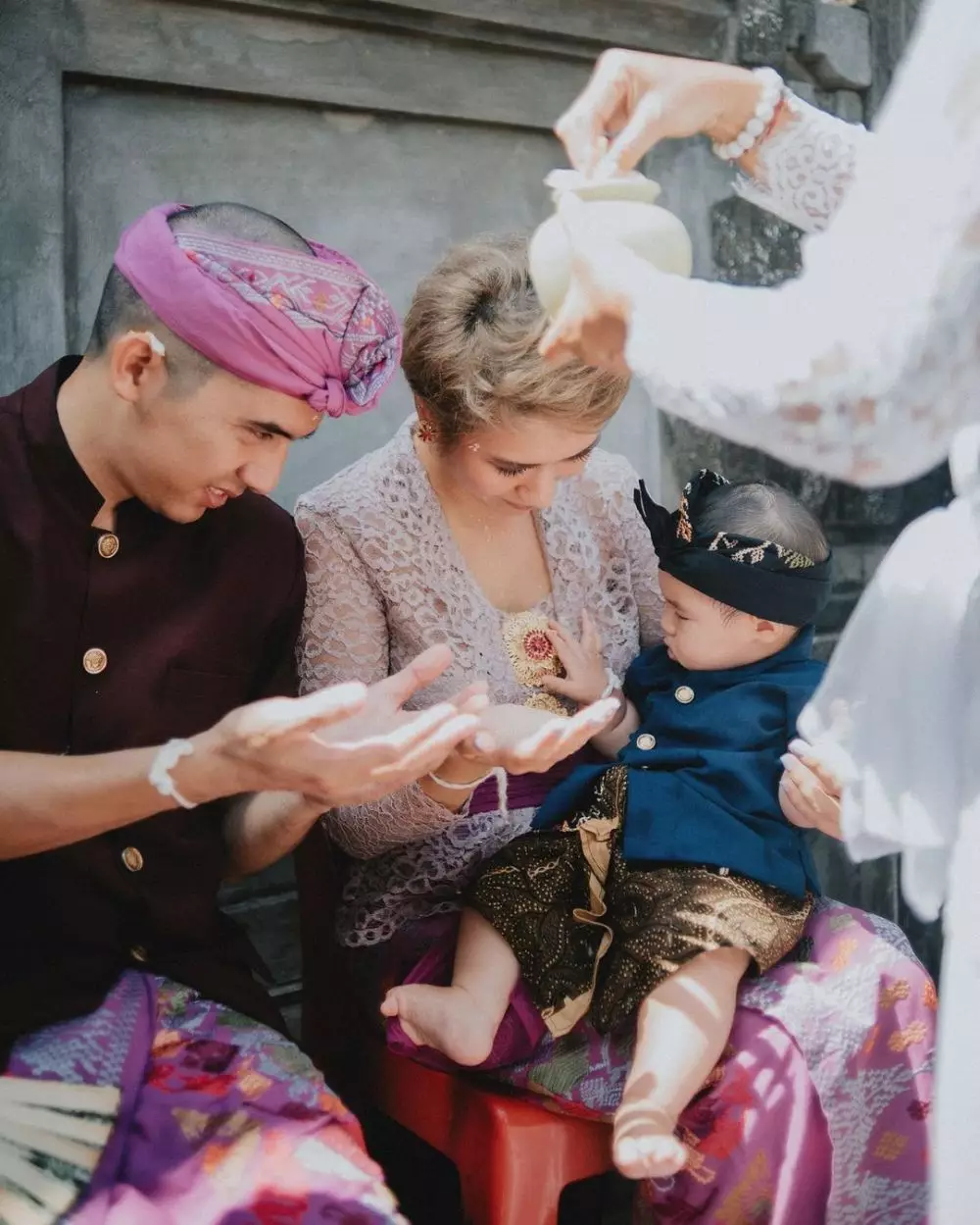 momen tradisi 6 bulanan anak westny dj © Instagram