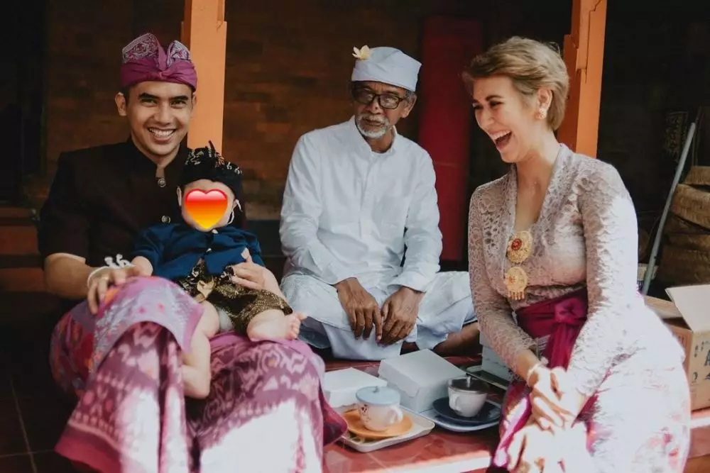 momen tradisi 6 bulanan anak westny dj © Instagram