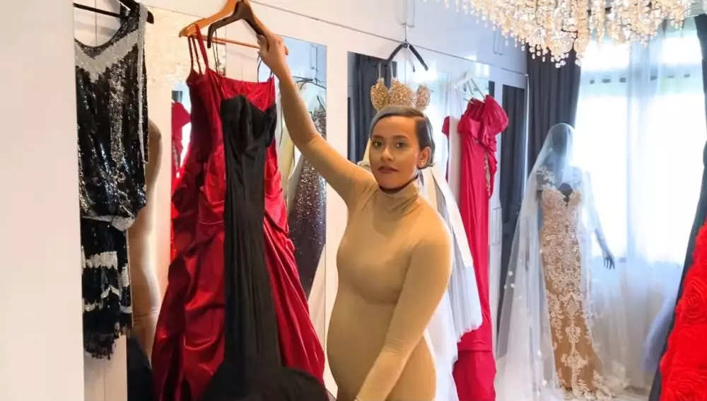 walk in closet Kimmy Jayanti © YouTube walk in closet Kimmy Jayanti © YouTube