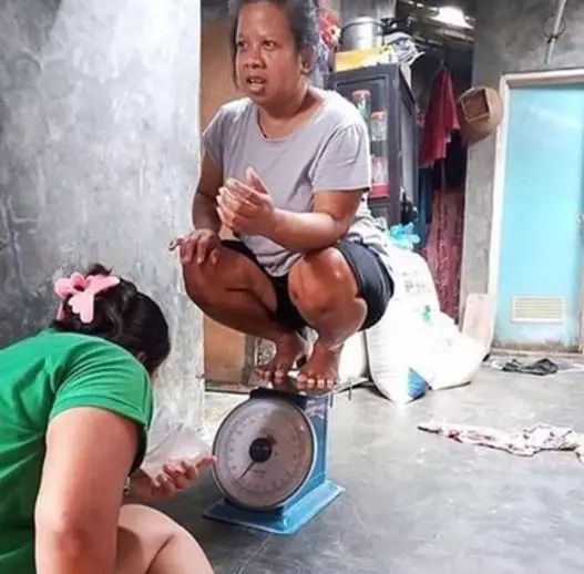 momen absurd menggunakan timbangan Berbagai sumber