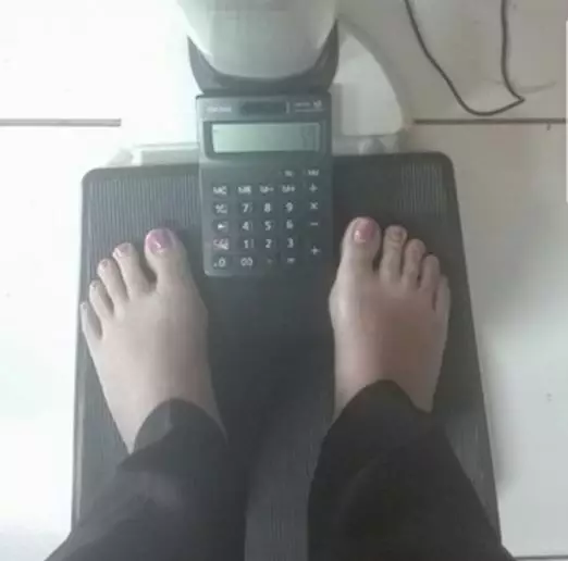 momen absurd menggunakan timbangan Berbagai sumber