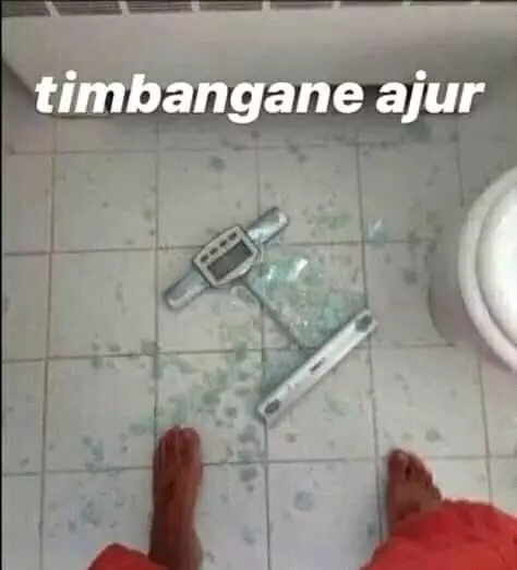 momen absurd menggunakan timbangan Berbagai sumber