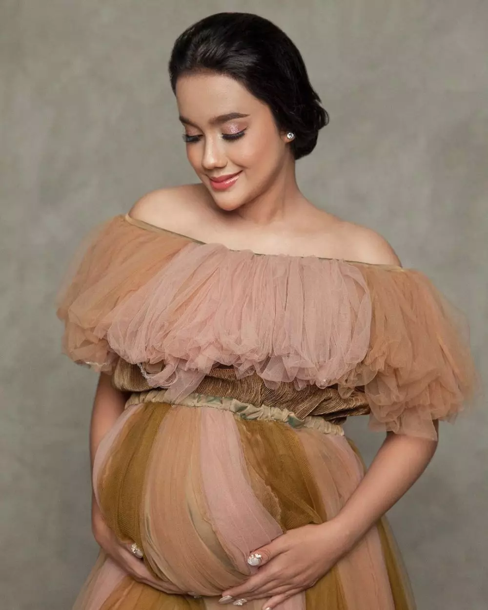 Potret maternity Intan Aletrino berbagai sumber