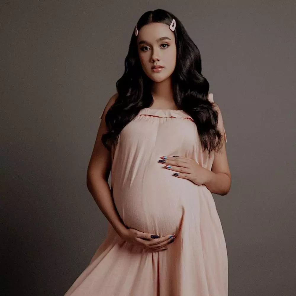 Potret maternity Intan Aletrino berbagai sumber