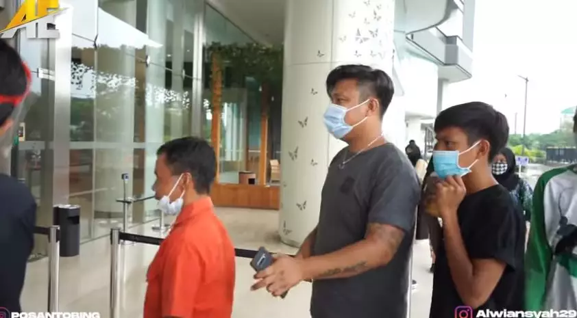 Alwiansyah ajak keluarga ke mall © YouTube Alwiansyah ajak keluarga ke mall © YouTube