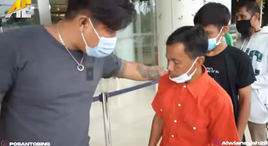 Alwiansyah ajak keluarga ke mall © YouTube Alwiansyah ajak keluarga ke mall © YouTube