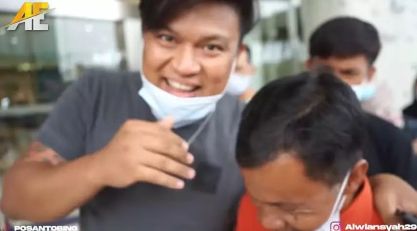 Alwiansyah ajak keluarga ke mall © YouTube Alwiansyah ajak keluarga ke mall © YouTube