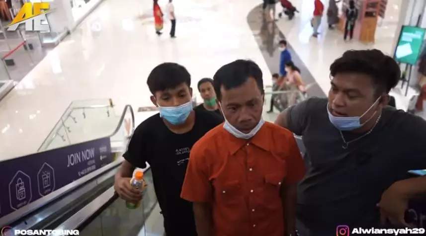Alwiansyah ajak keluarga ke mall © YouTube Alwiansyah ajak keluarga ke mall © YouTube