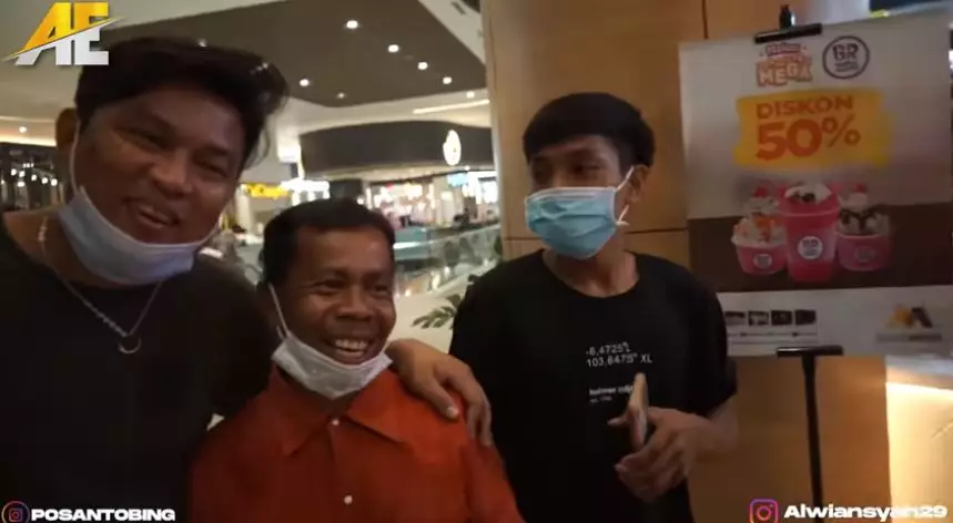 Alwiansyah ajak keluarga ke mall © YouTube Alwiansyah ajak keluarga ke mall © YouTube