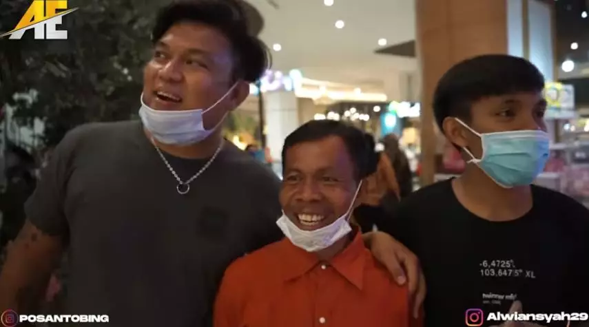 Alwiansyah ajak keluarga ke mall © YouTube Alwiansyah ajak keluarga ke mall © YouTube