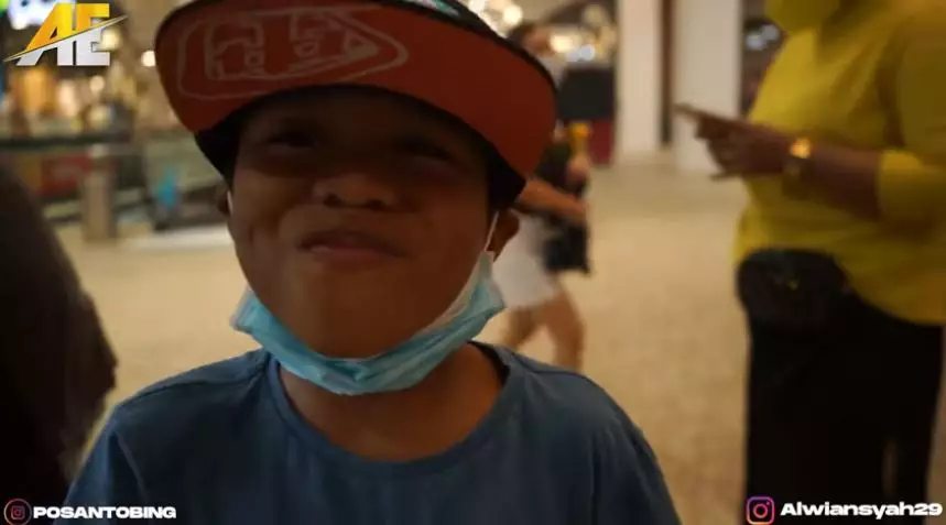 Alwiansyah ajak keluarga ke mall © YouTube Alwiansyah ajak keluarga ke mall © YouTube