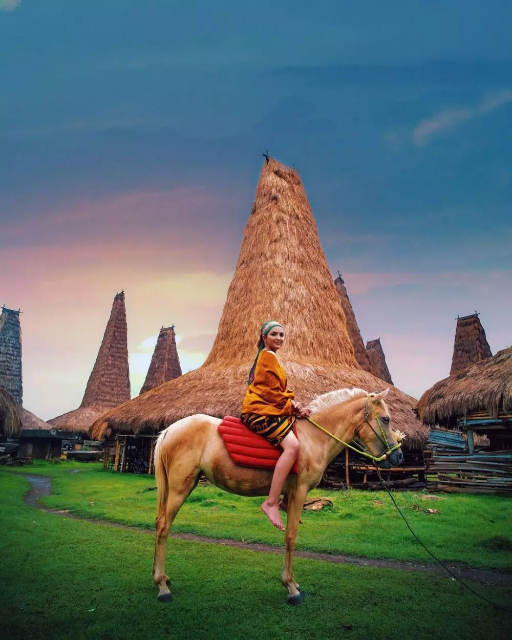 Potret Ashanty dengan kain Sumba © Instagram Potret Ashanty dengan kain Sumba © Instagram
