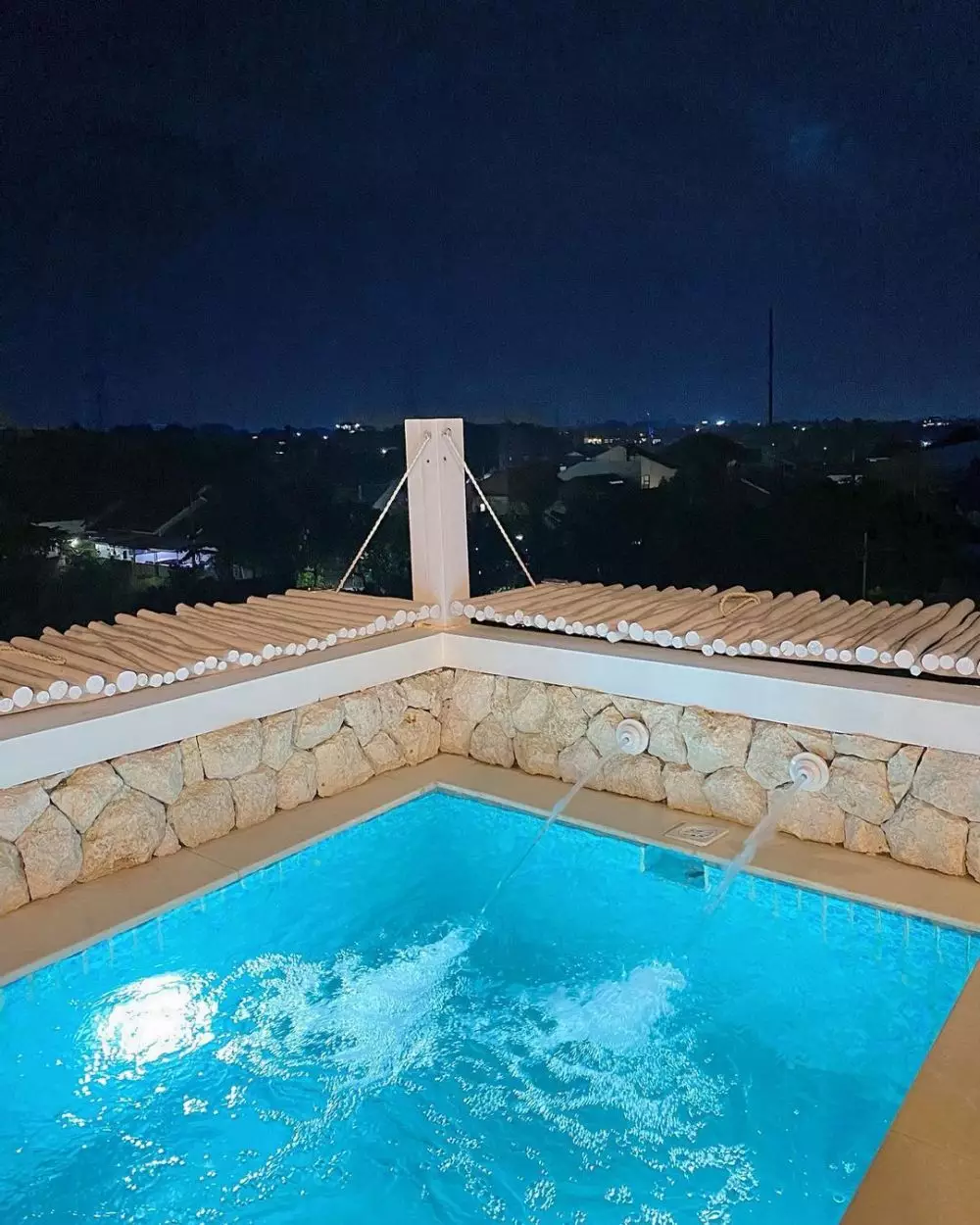 kolam renang rooftop Natalie Sarah Instagram kolam renang rooftop Natalie Sarah Instagram