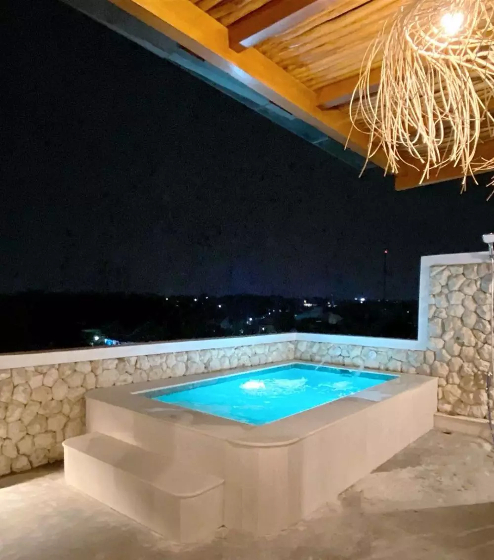 kolam renang rooftop Natalie Sarah Instagram kolam renang rooftop Natalie Sarah Instagram