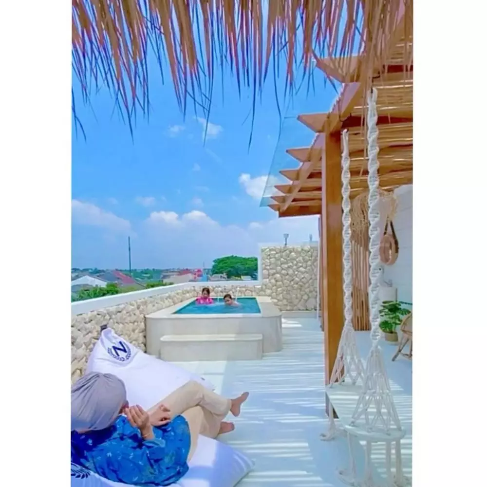 kolam renang rooftop Natalie Sarah Instagram kolam renang rooftop Natalie Sarah Instagram