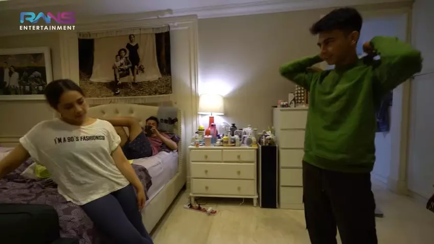 Nagita dan Dimas akrab © YouTube