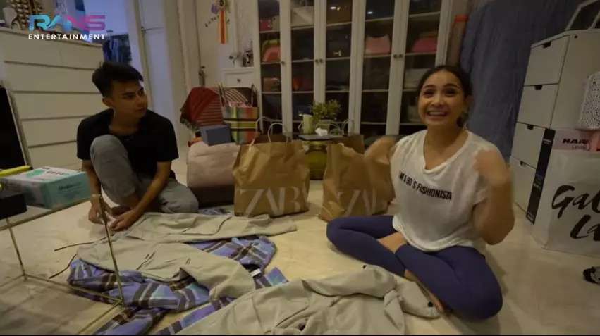 Nagita dan Dimas akrab © YouTube