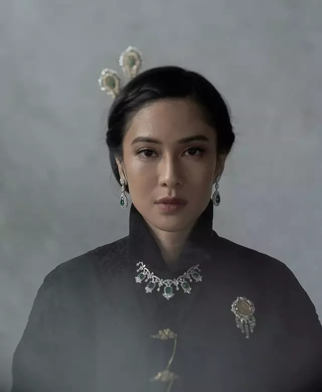 Dian Sastro pakai busana adat © 2020 brilio.net Instagram Dian Sastro pakai busana adat © 2020 brilio.net Instagram