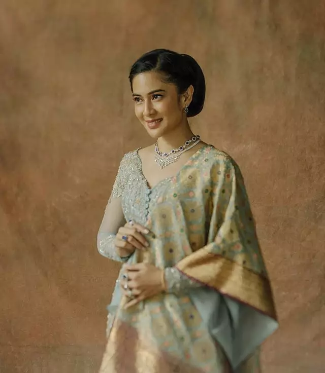 Dian Sastro pakai busana adat © 2020 brilio.net Instagram Dian Sastro pakai busana adat © 2020 brilio.net Instagram