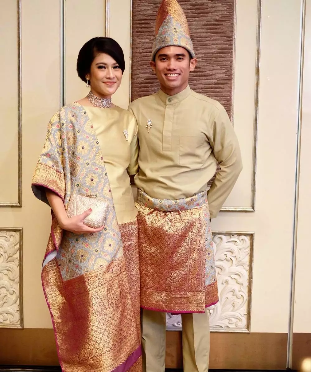 Dian Sastro pakai busana adat © 2020 brilio.net Instagram Dian Sastro pakai busana adat © 2020 brilio.net Instagram