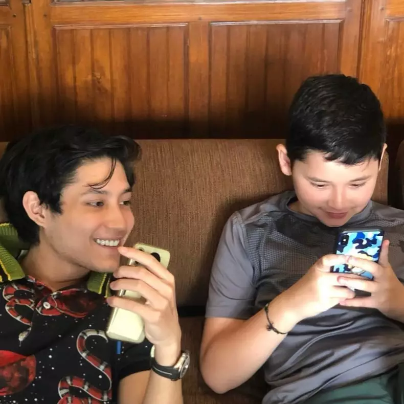 Potret kompak 6 seleb dengan saudara tirinya Instagram Potret kompak 6 seleb dengan saudara tirinya Instagram