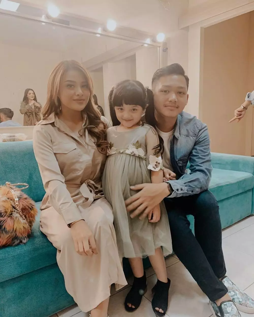 Potret kompak 6 seleb dengan saudara tirinya Instagram Potret kompak 6 seleb dengan saudara tirinya Instagram