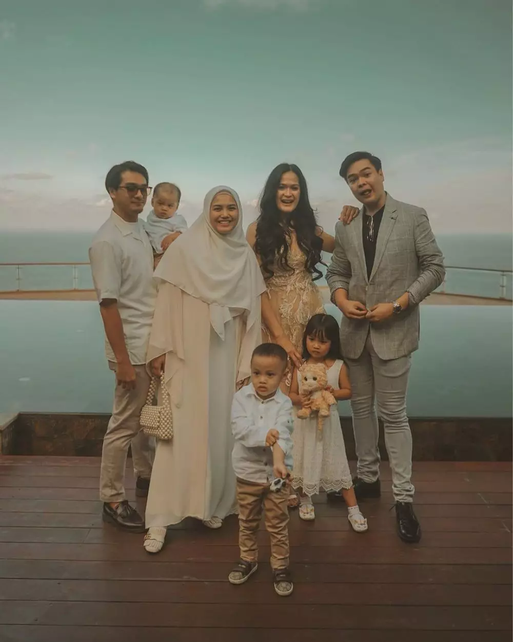 Potret kompak 6 seleb dengan saudara tirinya Instagram Potret kompak 6 seleb dengan saudara tirinya Instagram