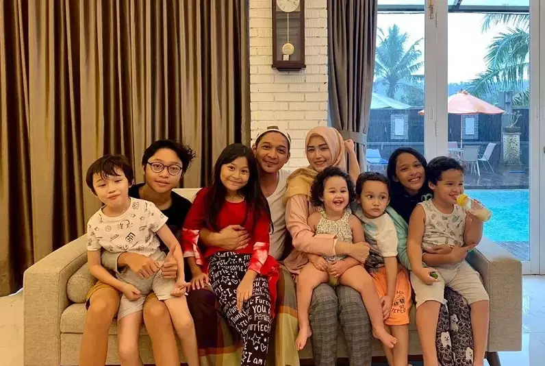 Potret kompak 6 seleb dengan saudara tirinya Instagram Potret kompak 6 seleb dengan saudara tirinya Instagram