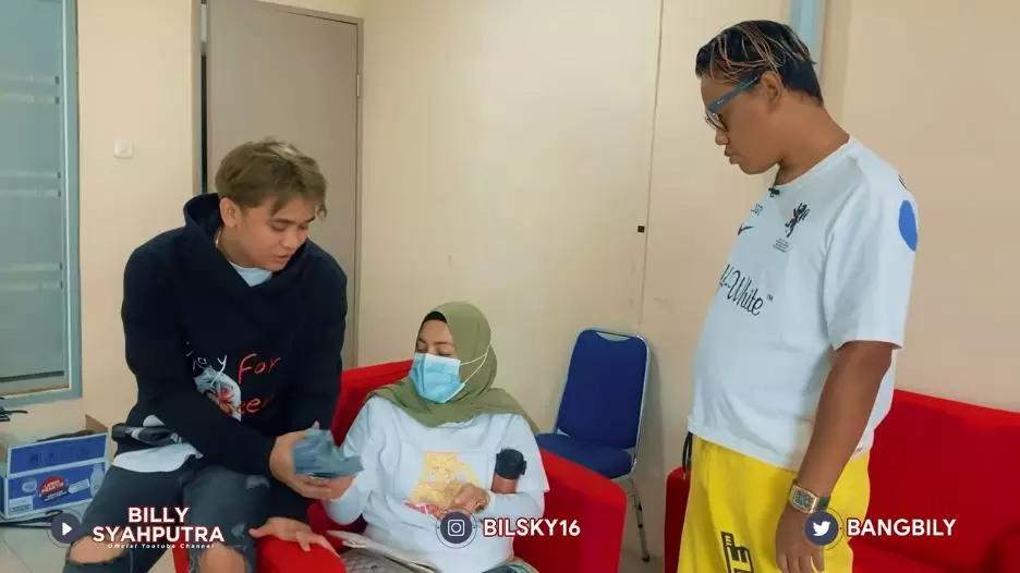 Momen Amanda dapat tas mewah dari Billy © YouTube