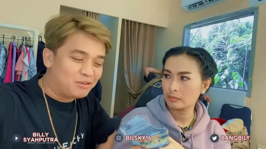 Momen Amanda dapat tas mewah dari Billy © YouTube