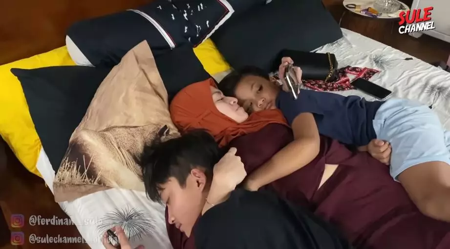 Rizwan & Ferdy manja ke Nathalie © YouTube Rizwan & Ferdy manja ke Nathalie © YouTube