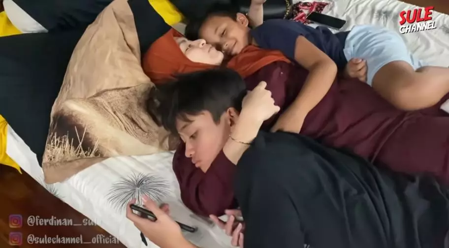 Rizwan & Ferdy manja ke Nathalie © YouTube Rizwan & Ferdy manja ke Nathalie © YouTube