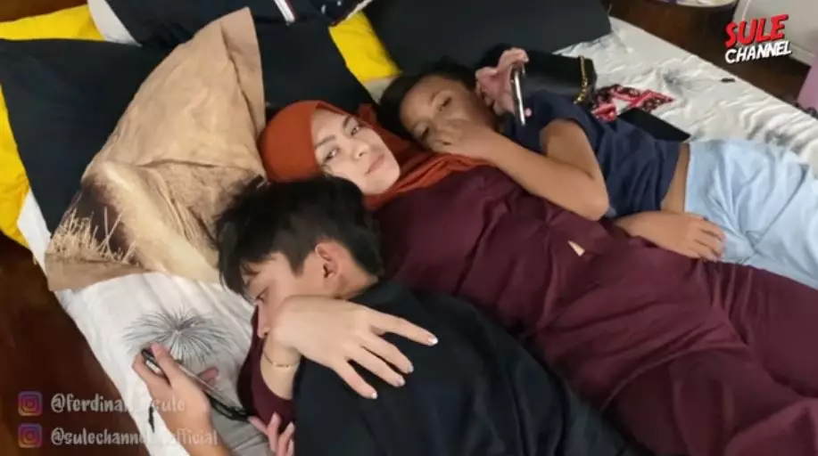 Rizwan & Ferdy manja ke Nathalie © YouTube Rizwan & Ferdy manja ke Nathalie © YouTube