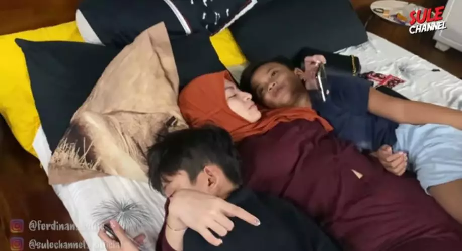 Rizwan & Ferdy manja ke Nathalie © YouTube Rizwan & Ferdy manja ke Nathalie © YouTube