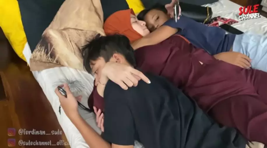 Rizwan & Ferdy manja ke Nathalie © YouTube Rizwan & Ferdy manja ke Nathalie © YouTube