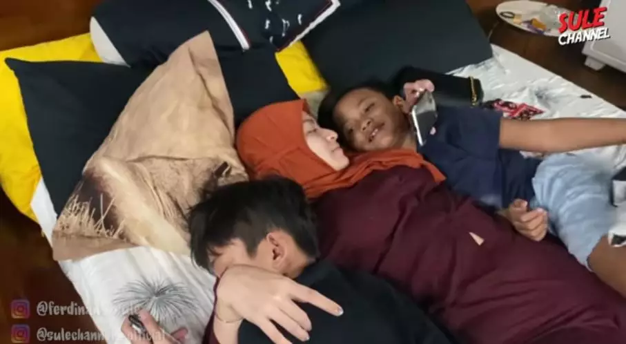 Rizwan & Ferdy manja ke Nathalie © YouTube Rizwan & Ferdy manja ke Nathalie © YouTube