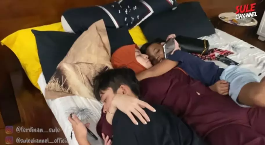 Rizwan & Ferdy manja ke Nathalie © YouTube Rizwan & Ferdy manja ke Nathalie © YouTube