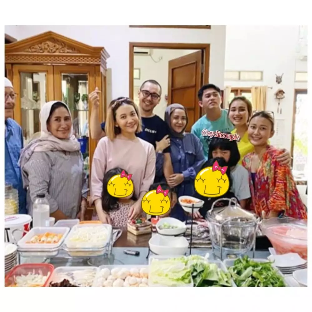 Ayu Ting Ting dan keluarga Adit  © 2020 brilio.net