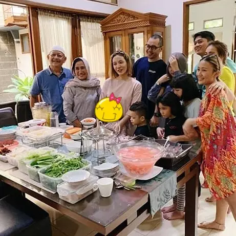Ayu Ting Ting dan keluarga Adit  © 2020 brilio.net