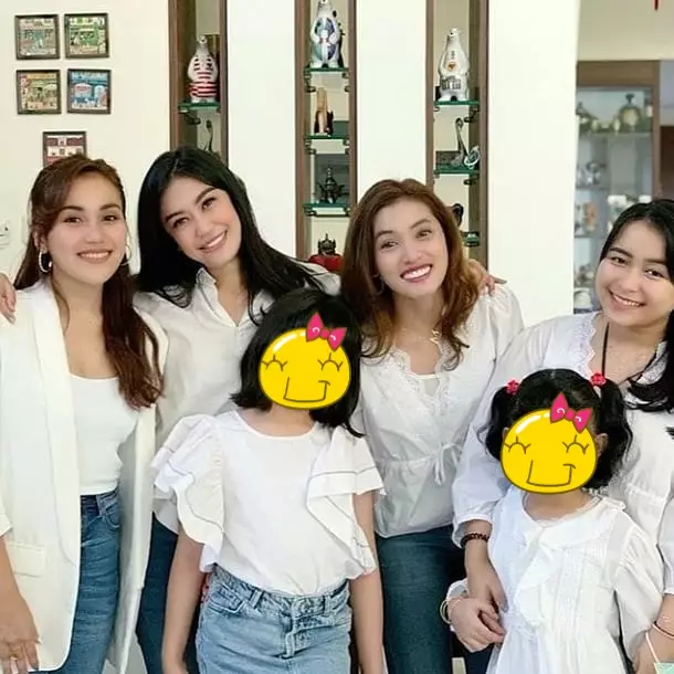 Ayu Ting Ting dan keluarga Adit  © 2020 brilio.net